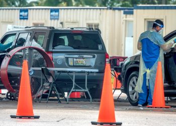 Trabajadores sanitarios hacen test diagnósticos de la COVID-19 a conductores en sus autos en el Tropical Park en Miami, Florida. Foto: Cristobal Herrera-Ulashkevich / EFE.