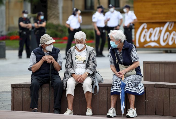 Tres ancianos usan mascarillas como medida preventiva ante la COVID-19. Foto: Juan Herrero / EFE / Archivo.