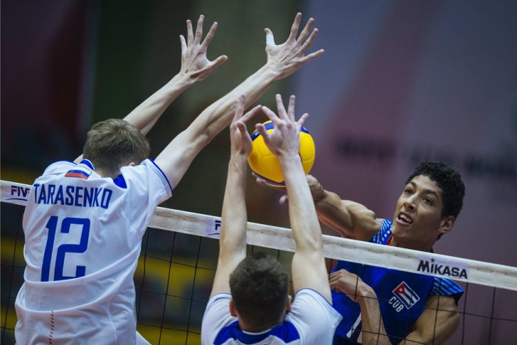 Momento del partido entre Cuba y Rusia, ganado por los rusos 3-0, en los octavos de final del Campeonato Mundial Sub-19 de voleibol masculino con sede en Irán. Foto: volleyballworld.com