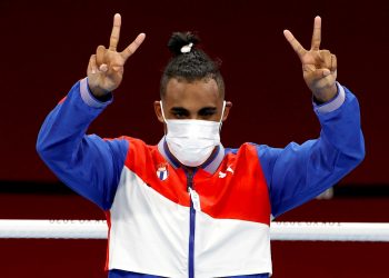Arlen López se convirtió en el décimo boxeador cubano con al menos dos títulos en Juegos Olímpicos. Foto: Rungroj Yongrit/EFE.