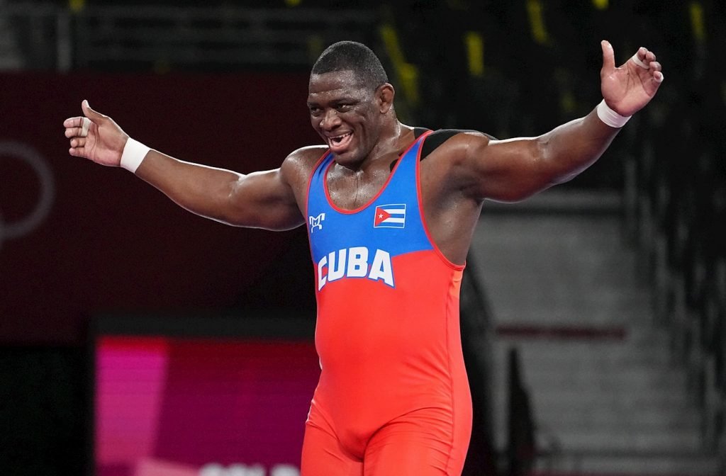 El luchador cubano Mijaín López celebra la victoria en la pelea por la medalla de oro en los Juegos Olímpicos de Tokio contra el georgiano Iakobi Kajaia. Foto: EFE / Archivo.