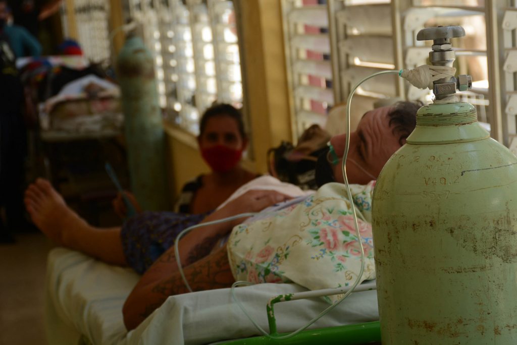 Paciente con la COVID-19 en una institución médica de la provincia cubana de Ciego de Ávila. Foto: Osvaldo Gutiérrez / ACN.