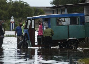 Pinareños ante el paso de huracán Ida. Foto: AP.