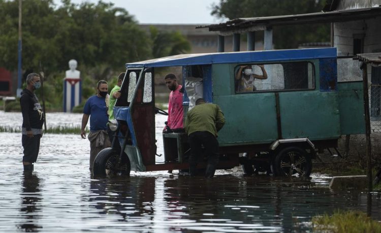 Pinareños ante el paso de huracán Ida. Foto: AP.
