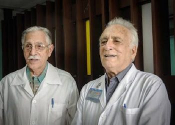 Los doctores Reynaldo Mañalich Comas (izq) y Charles Magrans Buch (der), prominentes figuras de la Nefrología cubana, fallecidos como consecuencia de la COVID-19. Foto: Cubadebate.