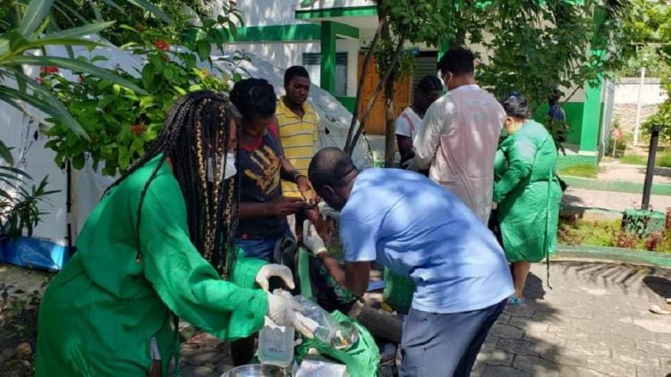 Médicos cubanos asisten a población haitiana. Foto: twitter.com/embacuba_haiti