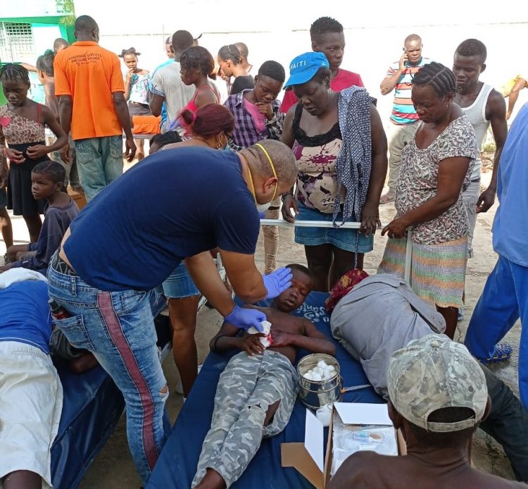 Miembros de la brigada médica cubana en Haití atienden a lesionados por el terremoto de magnitud 7,2 ocurrido en el país caribeño el 14 de agosto de 2021. Foto: Brigada médica cubana en Haití vía Centro de Prensa Internacional (CPI) de Cuba.