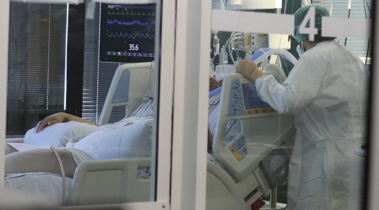 Profesionales de la unidad de críticos complejo hospitalario Insular Materno Infantil de Las Palmas de Gran Canaria atienden a un paciente de COVID-19. Foto: Elvira Urquijo A /Efe.