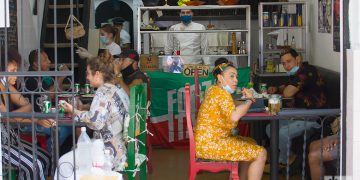 Personas en un restaurante privado en La Habana durante la desescalada de fines de 2020. Foto: Otmaro Rodríguez / Archivo OnCuba.