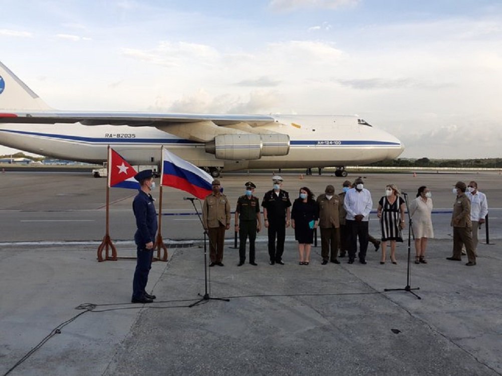 Avión con ayuda humanitaria de Rusia a Cuba. Foto: EmbRusCuba/Twitter.