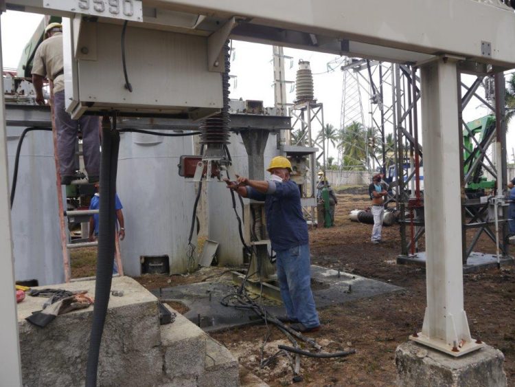 Trabajadores de la unión Eléctrica de Cuba durante reparaciones. Foto: facebook.com/UnionElectricaOficinaCentral/Archivo.
