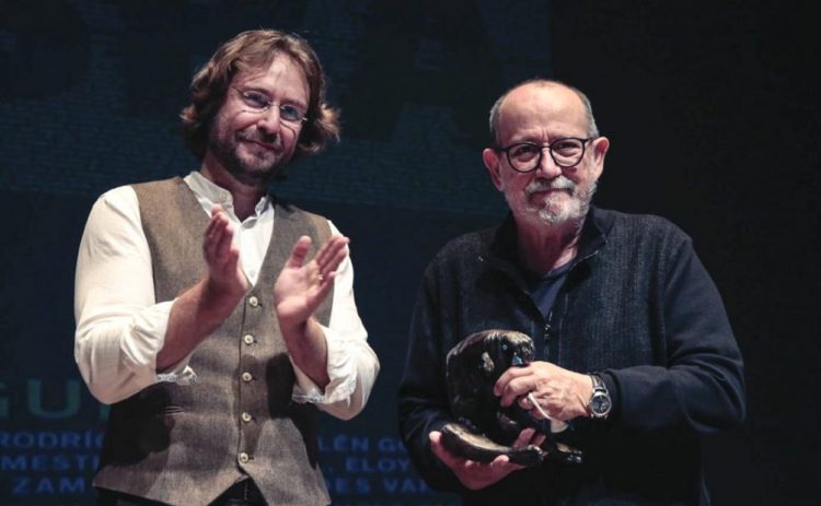 El responsable del Club Cultural Leteo, Rafael Saravia, entregó el Premio Leteo a Silvio Rodríguez. Foto: LeónNoticias