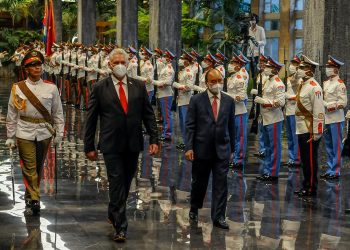 Entrega de la Orden José Martí al Presidente de  Vietnam. Foto: José Manuel Correa/Granma.