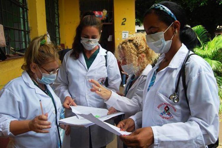 Personal médico cubano en Guatemala. Foto: misiones.minrex.gob.cu / Archivo.