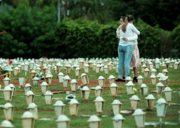 Dos mujeres lloran durante el entierro de una víctima de la COVID-19, en el cementerio de Campo da Esperança en la ciudad de Brasilia (Brasil). Foto: EFE/Joédson Alves/Archivo.