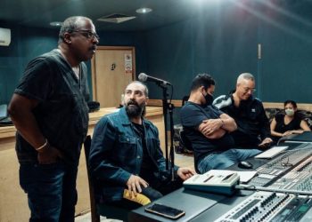 El director de la Aragón, Rafael Lay (h), junto a otros músicos durante la grabación del disco. Foto: Salsa y Timba.