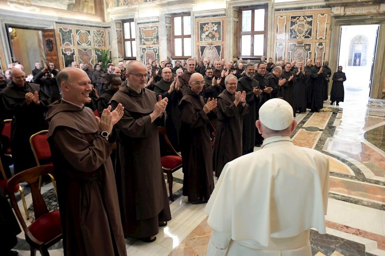 Francisco ante los participantes en el Capítulo General de la Orden de los Frailes Carmelitas Descalzos recibidos en audiencia en el Vaticano. Foto: Efe.