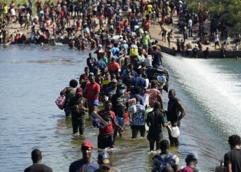 Los migrantes haitianos usan una presa para cruzar a Estados Unidos desde México el viernes 17 de septiembre de 2021 en Del Río, Texas. Foto: Eric Gay/AP.