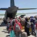 Afganos abandonando la capital en un C-17. Foto: The Guardian.