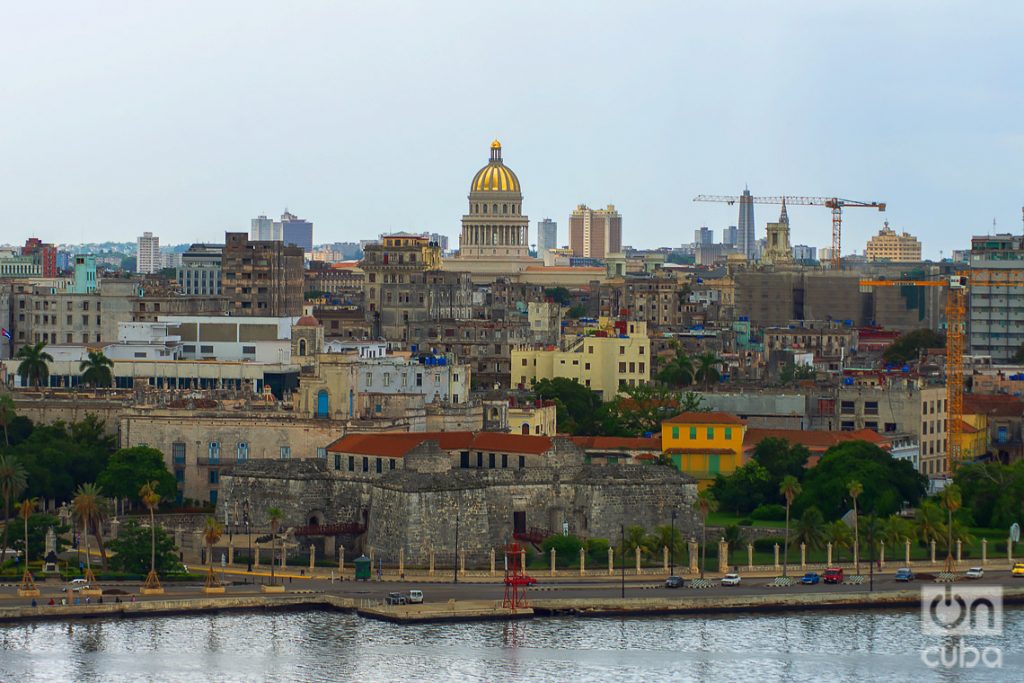 El Capitolio Nacional y otras edificaciones vistas desde en Cristo de La Habana, al que se puede acceder en la lanchita que atraviesa la había habanera. Foto: Otmaro Rodríguez.