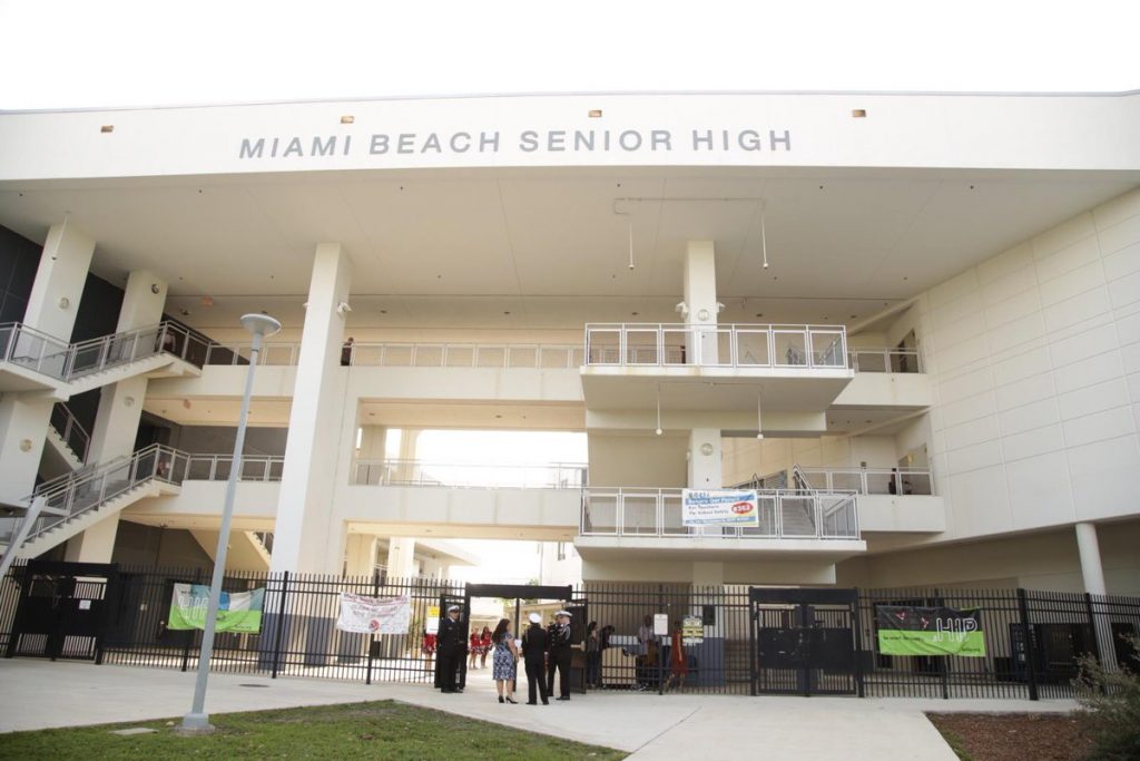 Imagen de la entrada de la escuela secundaria de Miami-Beach. Foto: Twitter / Archivo.