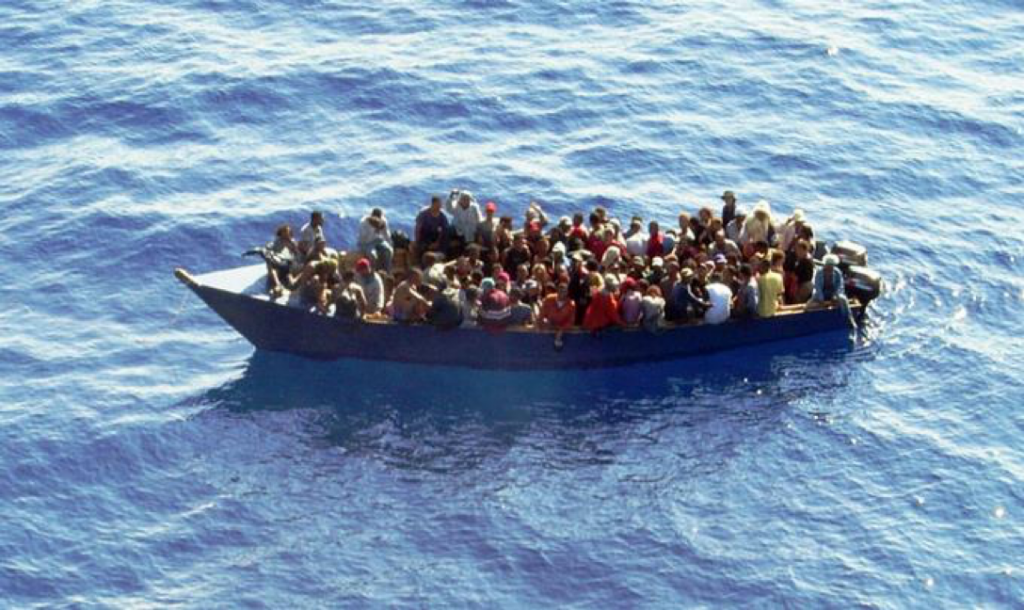 Decenas de migrantes haitianos abordo de una embarcación. Foto: @CubaMINREX/Twitter.
