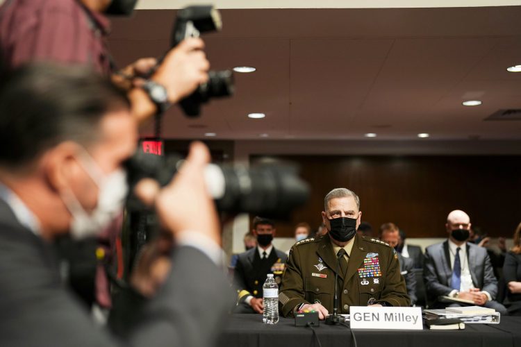 El general Mark Milley al inicio de la audiencia en el Senado. | Foto: Sarahbeth Maney/The New York Times
