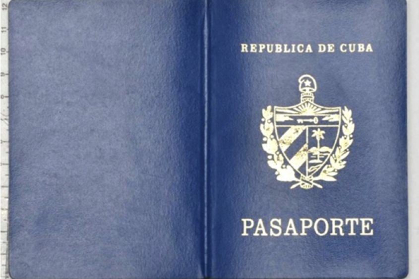 Pasaporte cubano analizado como parte de la investigación de tráfico de migrantes. Foto: Ministerio del Interior de Uruguay vía radiomontecarlo.com.uy