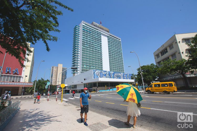 El Hotel Habana Libre, otrora Havana Hilton, que marca uno de los límites de La Rampa habanera, fue considerado en su momento uno de los más suntuosos de América Latina. Foto: Otmaro Rodríguez.