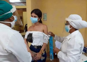 Una adolescente cubana recibe una dosis de la vacuna anticovid Abdala. Foto: Wendy García / ACN / Archivo.