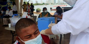 Un hombre recibe una dosis de la vacuna contra la COVID-19 en Cartagena, Colombia. Foto: Ricardo Maldonado Rozo/ EFE / Archivo.