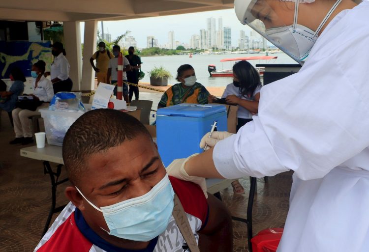 Un hombre recibe una dosis de la vacuna contra la covid-19 hoy, en Cartagena (Colombia). Foto: EFE/ Ricardo Maldonado Rozo/Archivo.