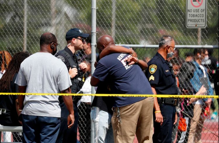 390 / 5000
Resultados de traducción
La gente se abraza afuera de Heritage High School mientras la policía está en la escena respondiendo a un incidente de tiroteo el lunes 20 de septiembre de 2021 en Newport News, Virginia. Foto: AP.
