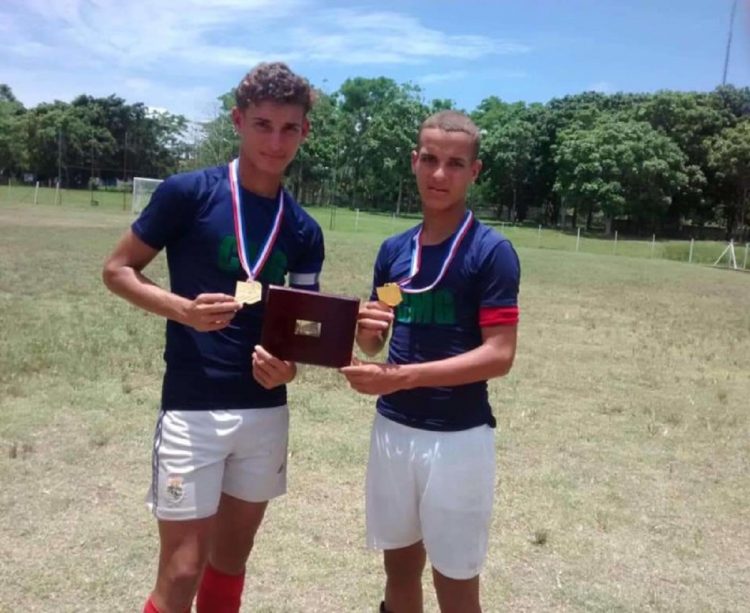 York y John González Buchana, futbolistas nacidos en Minas, Camagüey. Foto: periódico Adelante.