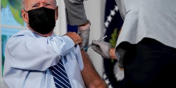 El presidente de EE.UU., Joe Biden, recibe una vacuna de refuerzo contra la covid-19, en el Edificio de la Oficina Ejecutiva Eisenhower, en Washington (EE.UU.), el 27 de septiembre de 2021. Foto: Ken Cedeno/ EFE/ Pool.