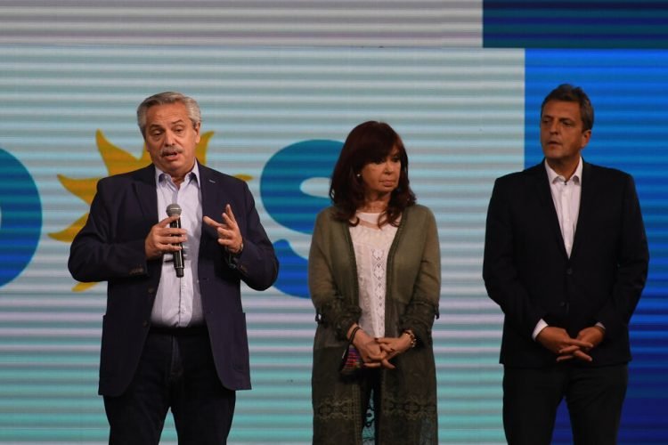 Alberto Fernández, acompañado de Cristina Fernández y Sergio Massa, después de los resultados. Foto: Télam.