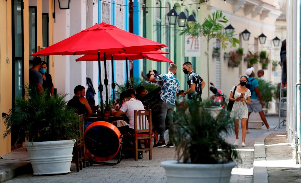 Un restaurante en La Habana tras la reapertura de sus servicios en mesa como parte de la nueva desescalada en Cuba. Foto: Ernesto Mastrascusa / EFE.