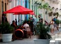 Un restaurante en La Habana tras la reapertura de sus servicios en mesa como parte de la nueva desescalada en Cuba. Foto: Ernesto Mastrascusa / EFE.