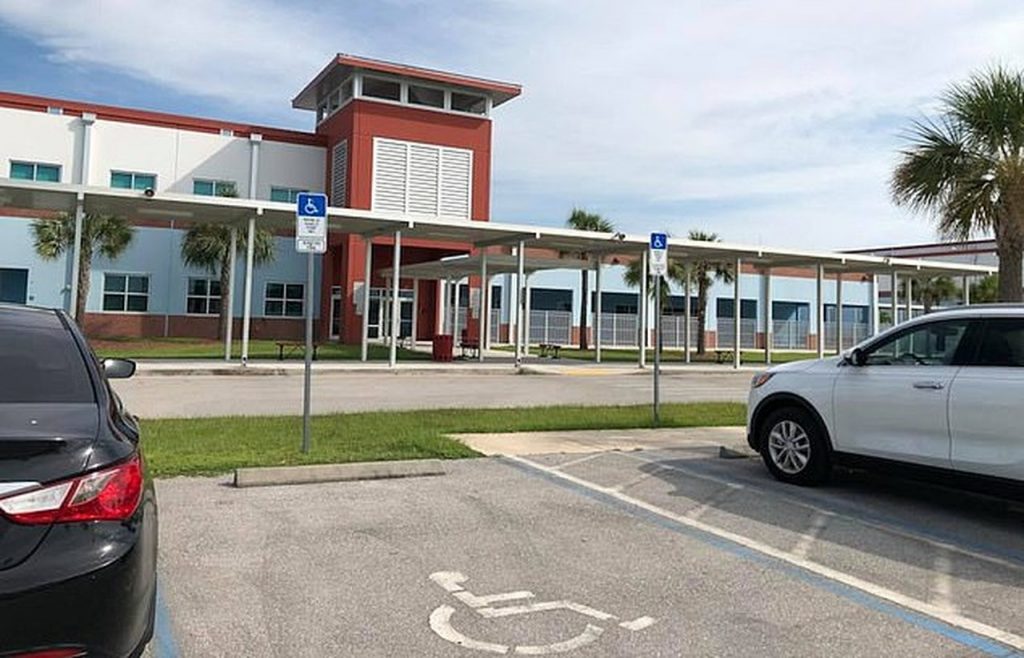 La escuela secundaria Harns Marsh, en Fort Mayers, Florida. Foto: Daily Mail.