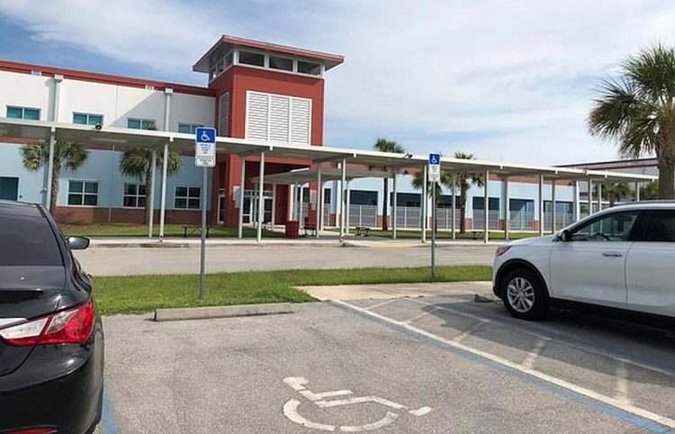 La escuela secundaria Harns Marsh, en Fort Mayers, Florida. Foto: Daily Mail.