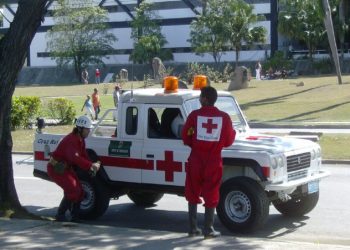 Fuerzas de la Cruz Roja en Santiago de Cuba, única provincia que no procesó muestras el martes por problemas en su laboratorio. Foto: Carlos A. Gonce Socías/Cmkc