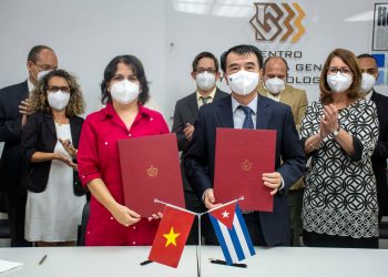 Autoridades de Cuba y Vietnam firman acuerdo en materia de biotecnología y salud. Foto: perfil de Twitter del CIGB.