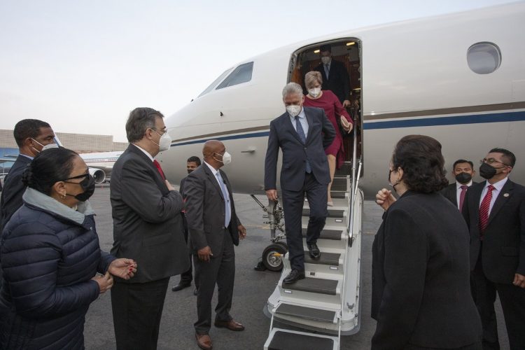 El presidente cubana a su llegada a México. Foto: Twitter de la presidencia de Cuba.