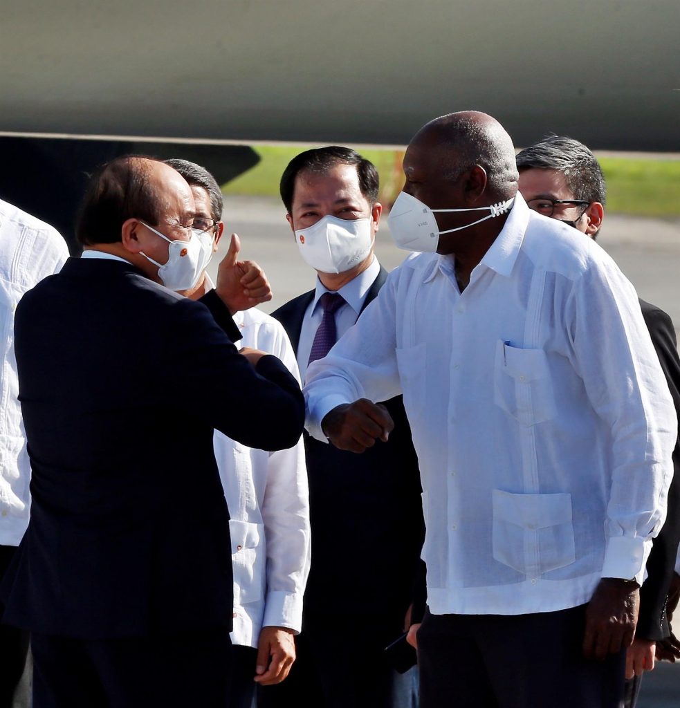 El presidente de Vietnam, Nguyen Xuan Phuc (i), saluda al vicepresidente de Cuba, Salvador Valdés Mesa, a su llegada al aeropuerto internacional José Martí de La Habana, el sábado 18 de septiembre de 2021. Foto: Ernesto Mastrascusa / EFE.