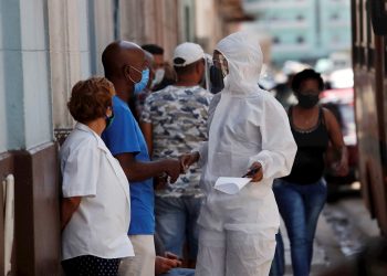 Una trabajadora de la salud habla con varias personas en La Habana. Foto: Yander Zamora / EFE / Archivo.