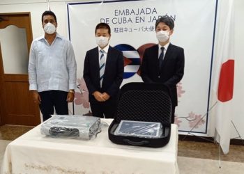 El vicepresidente primero del Inder, Raúl Fornés (izq) junto a directivos de la empresa japonesa japonesa Techno Link, que realizó un donativo de dos equipos para la rehabilitación de atletas cubanos. Foto: Agencia Cubana de Noticias.