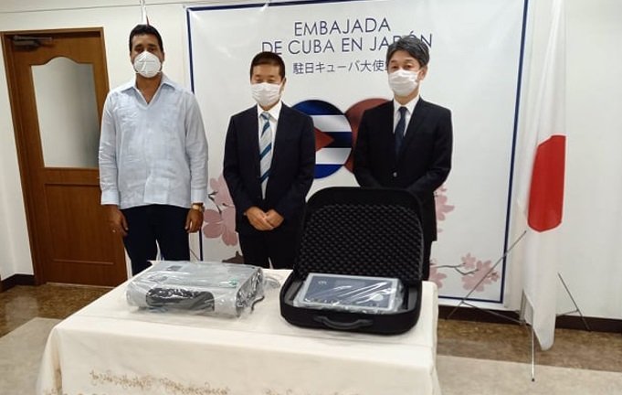 El vicepresidente primero del Inder, Raúl Fornés (izq) junto a directivos de la empresa japonesa japonesa Techno Link, que realizó un donativo de dos equipos para la rehabilitación de atletas cubanos. Foto: Agencia Cubana de Noticias.