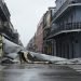 Una sección de un techo desprendida de un edificio del Barrio Francés de Nueva Orleans por los vientos del huracán Ida. Foto: Eric Gay/AP.