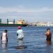 Tres hombres pescan en La Habana. Foto: Yander Zamora/Efe.