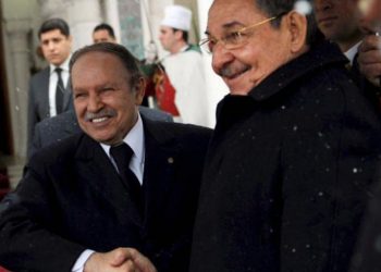 Abdelaziz Bouteflika recibe a Raúl Castro en Argelia, durante su visita de 2009. Foto: Minrex.